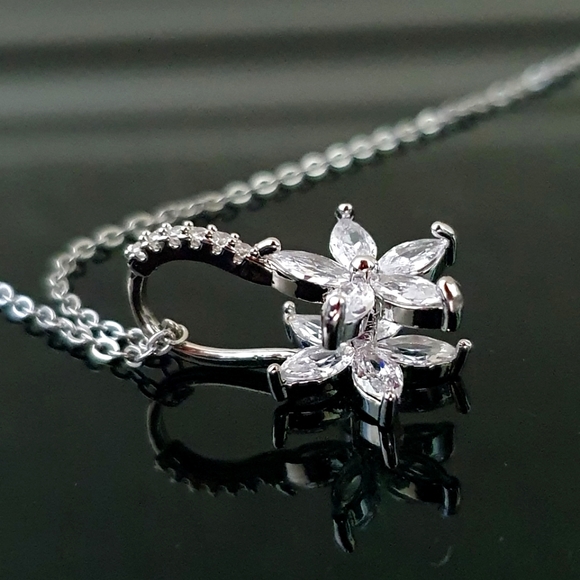 Jewelry - Romantic Silver Flower Diamond Necklace